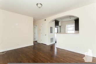 3808 N Sheffield Ave, Unit 3810-2w in Chicago, IL - Building Photo - Building Photo