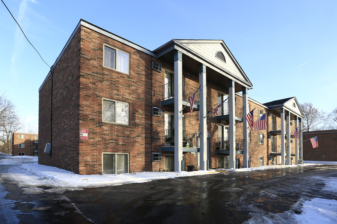 Colonnade in Elyria, OH - Building Photo