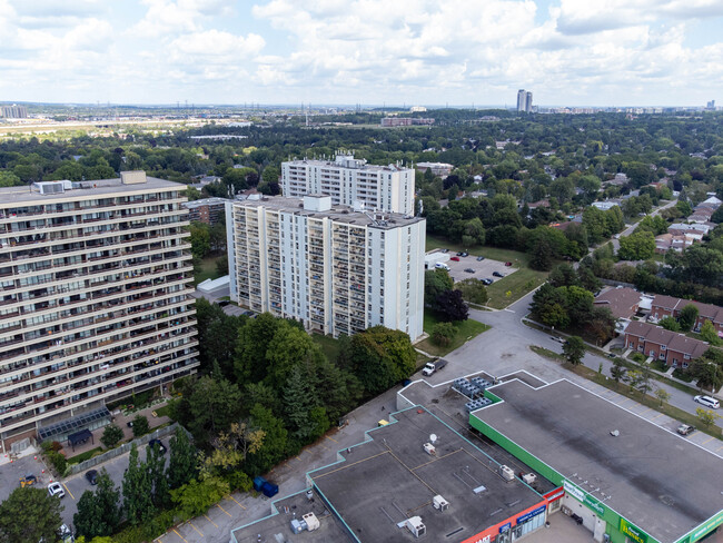 110 Inverlochy Blvd in Markham, ON - Building Photo - Building Photo