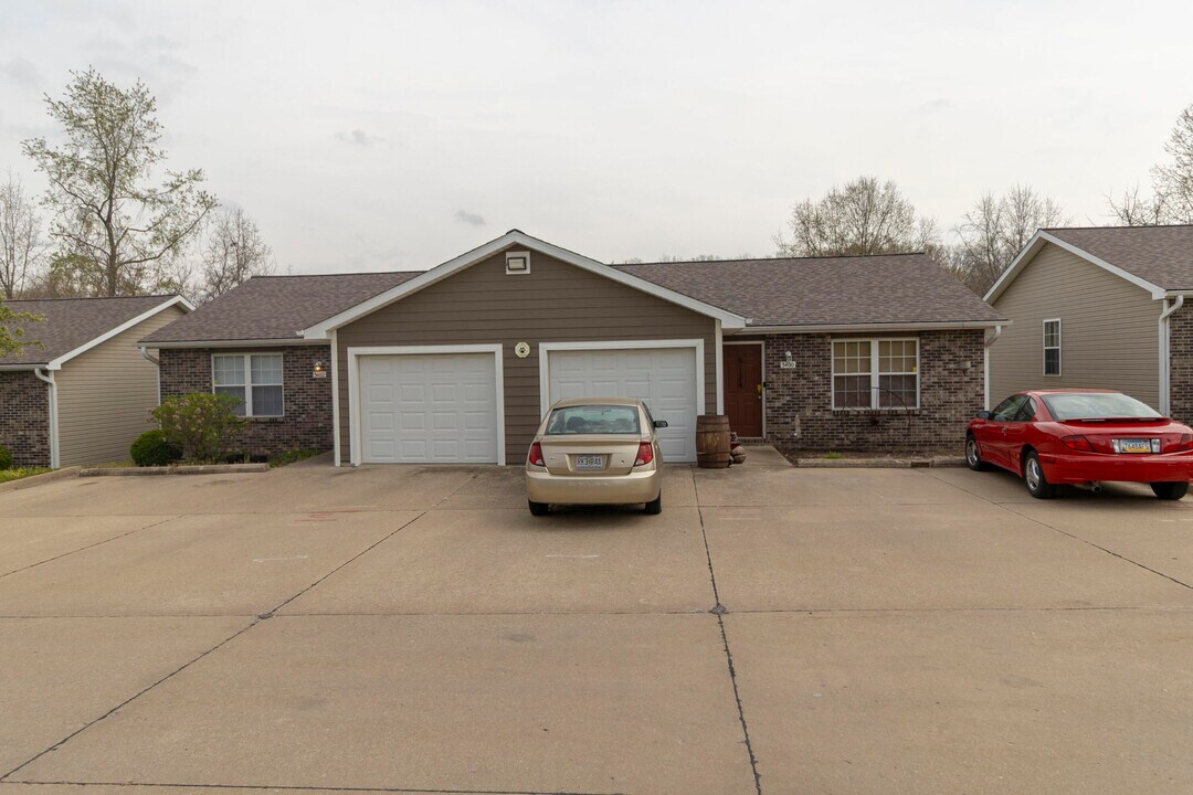 3402 E St Charles Rd in Columbia, MO - Building Photo