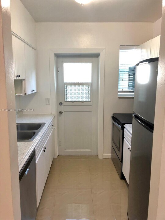 8227 Crespi Blvd in Miami Beach, FL - Building Photo