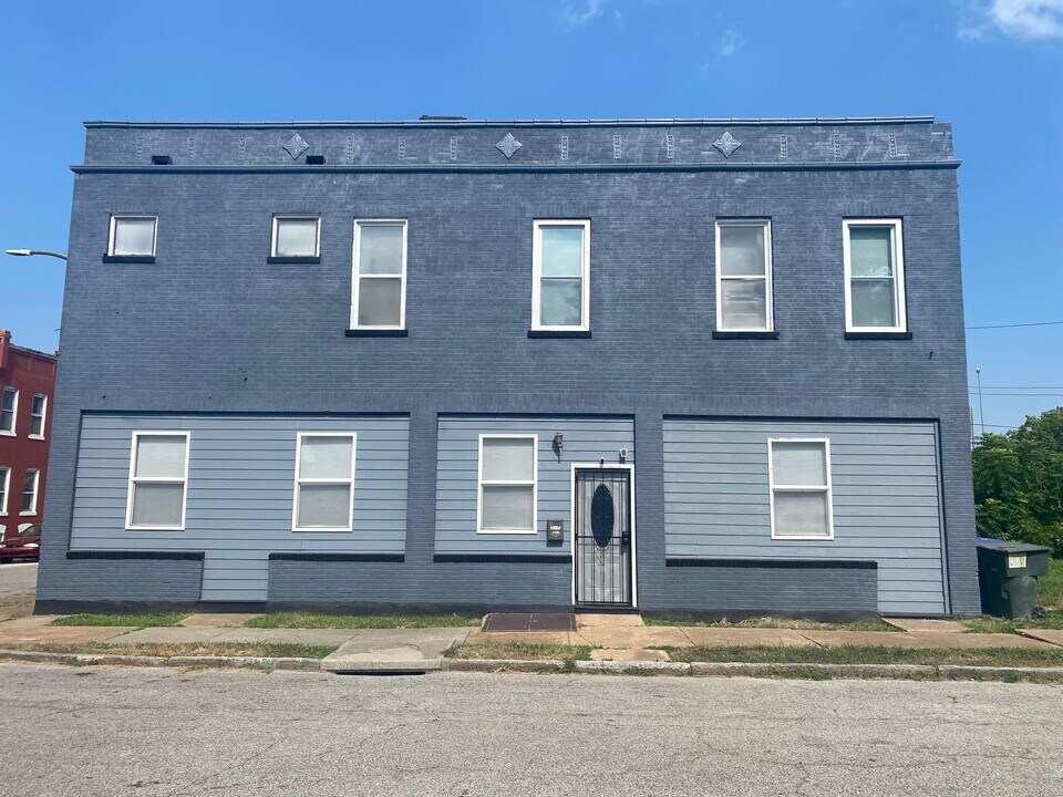 5835 S Compton Ave in St. Louis, MO - Building Photo