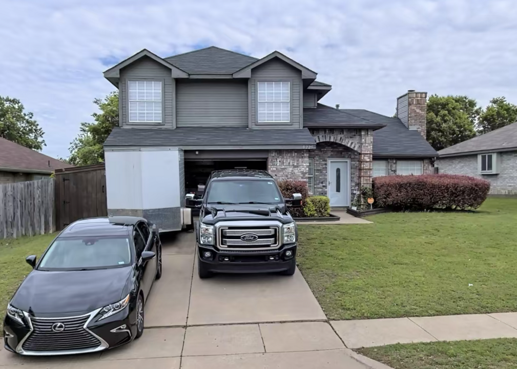 8225 Cloverglen Ln in Fort Worth, TX - Building Photo