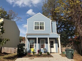 126 E Spring St in Fayetteville, AR - Building Photo