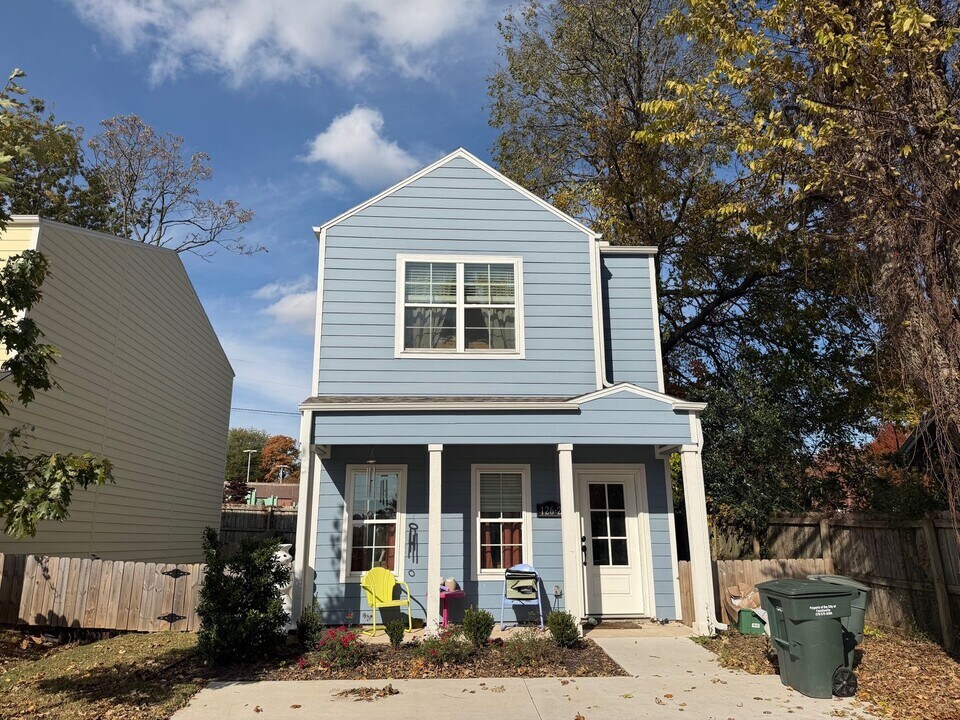 126 E Spring St in Fayetteville, AR - Building Photo