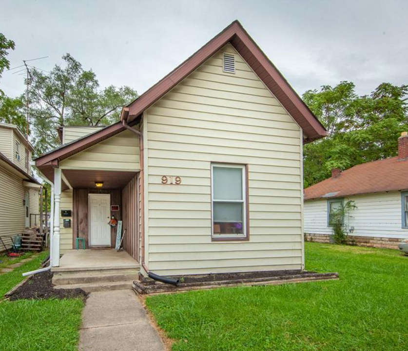 919 Walnut St-Unit -Beautiful 3 bedroom in Anderson, IN - Building Photo