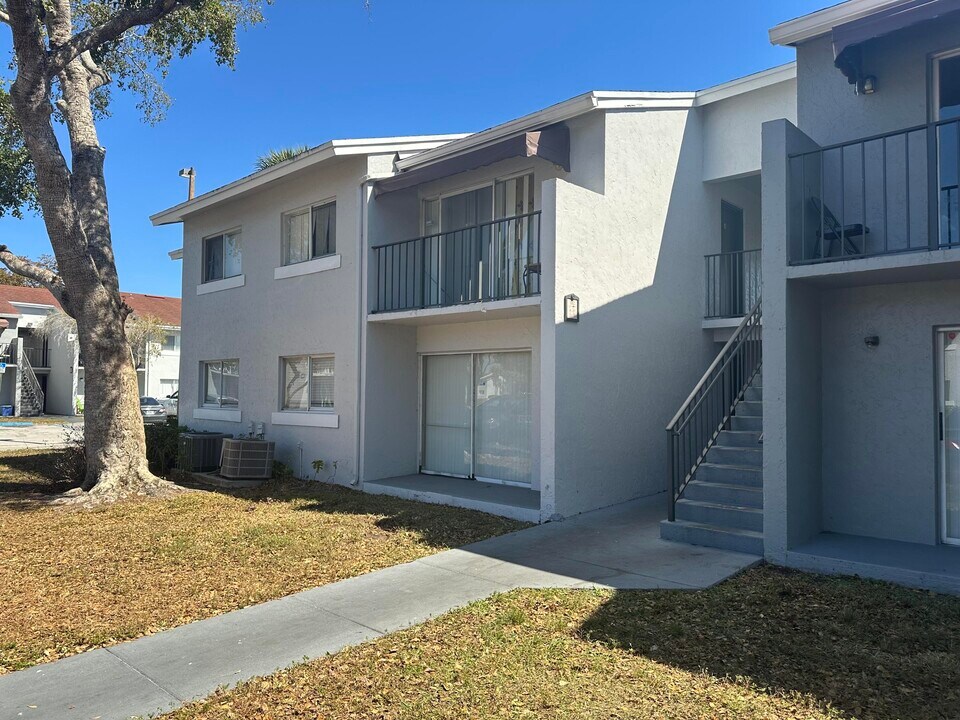 1162 Lake Terry Dr in West Palm Beach, FL - Building Photo