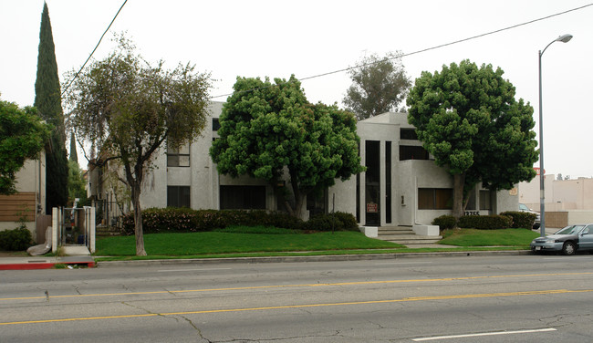 13755 Sherman Way in Van Nuys, CA - Building Photo - Building Photo