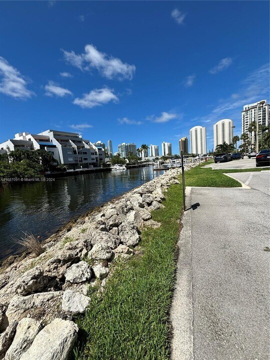 400 Kings Point Dr in Sunny Isles Beach, FL - Building Photo