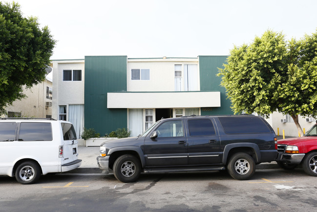 19050 Bryant St in Northridge, CA - Foto de edificio - Building Photo