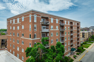 Monteclaire in Des Plaines, IL - Building Photo - Primary Photo