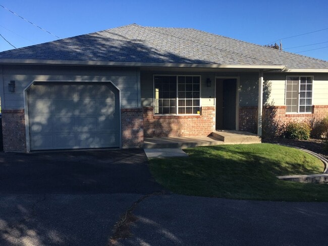 1000 Speyers Rd in Selah, WA - Building Photo - Building Photo