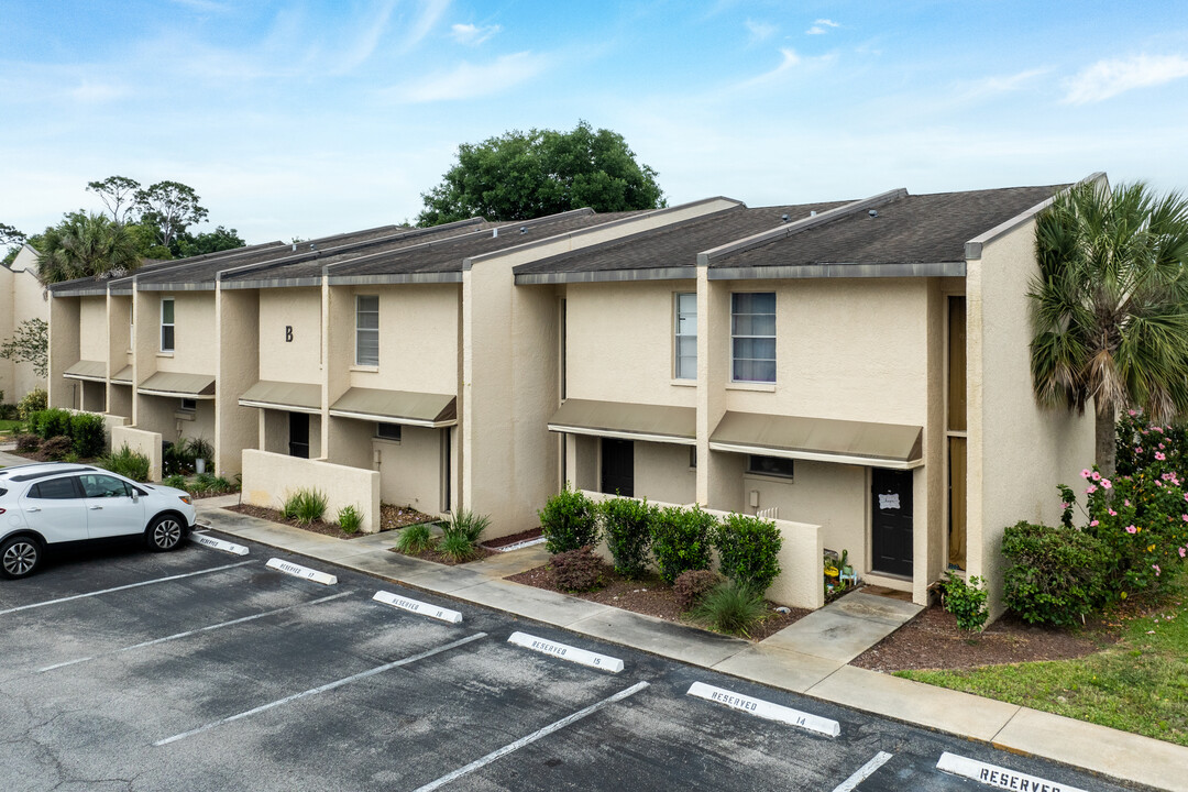 Deland Oaks Condominiums in DeLand, FL - Building Photo