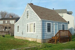9 Skipper St in Stonington, CT - Building Photo