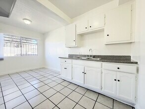 1017 W 95th St in Los Angeles, CA - Building Photo - Building Photo