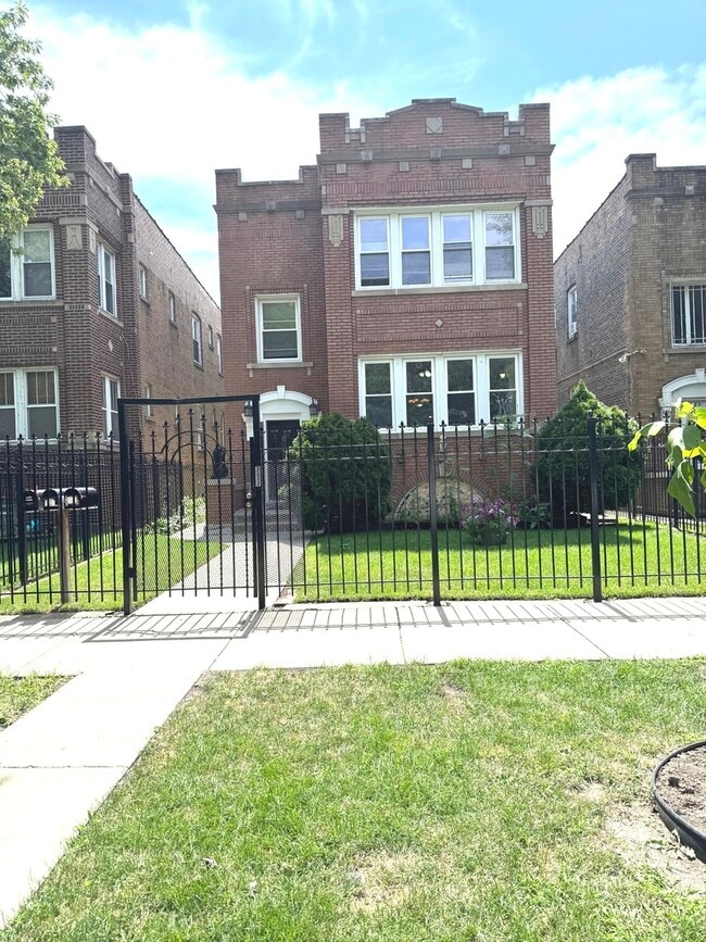 property at 4421 W Wrightwood Ave