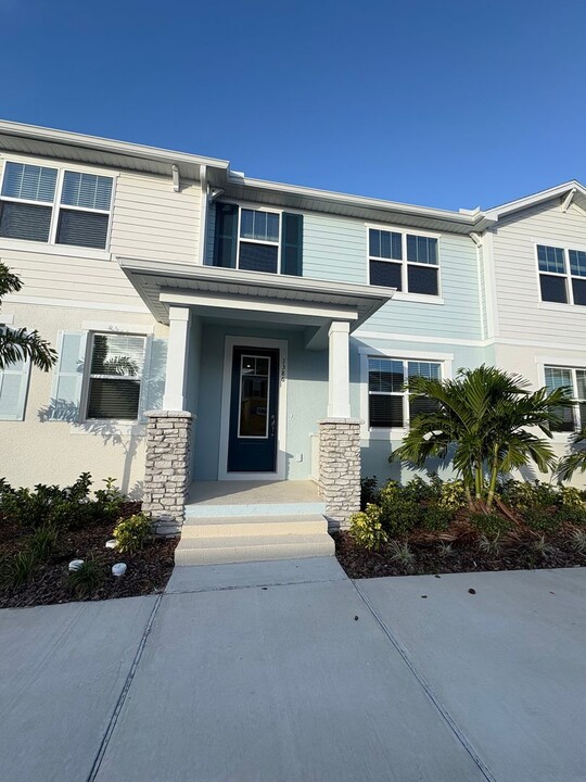 1386 Tarflower Dr in Winter Springs, FL - Foto de edificio