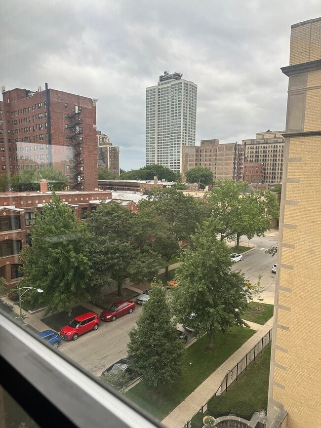 5480 S Cornell Ave in Chicago, IL - Building Photo - Building Photo