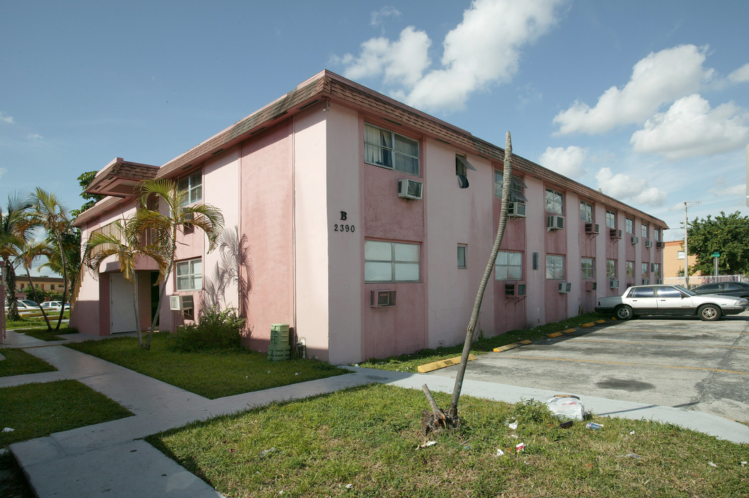 2390 W 12th Ave in Hialeah, FL - Foto de edificio