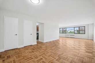 2 Washington Square in Larchmont, NY - Building Photo - Building Photo