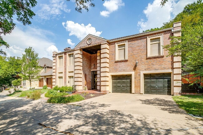 1805 Burton Hill Rd in Fort Worth, TX - Foto de edificio - Building Photo