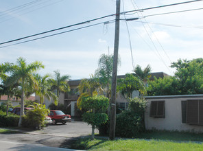 413 NW 62nd Ave in Hollywood, FL - Foto de edificio - Building Photo