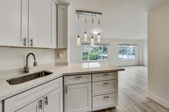 245 Lee St in Oakland, CA - Building Photo - Building Photo
