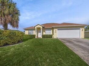 946 18th St SW in Vero Beach, FL - Foto de edificio - Building Photo