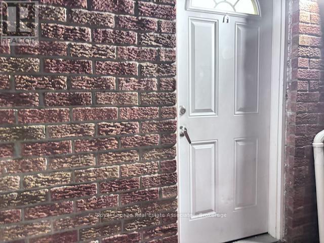 130 Kingswood Dr in Brampton, ON - Building Photo - Building Photo