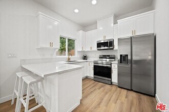 1091 1/2 S Mansfield Ave in Los Angeles, CA - Building Photo - Building Photo