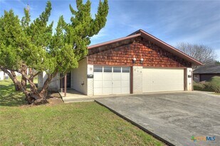 818 Lois St in Kerrville, TX - Building Photo
