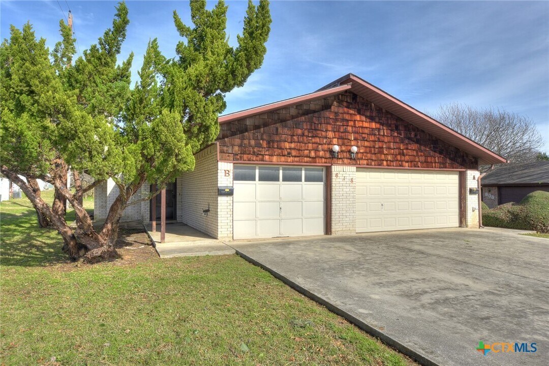 818 Lois St in Kerrville, TX - Foto de edificio