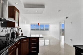 1351 NE Miami Gardens Dr in North Miami Beach, FL - Foto de edificio - Building Photo