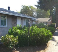 Peterson Court Apartments in Portland, OR - Building Photo - Building Photo