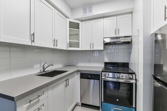60 Gloucester St in Toronto, ON - Building Photo - Building Photo