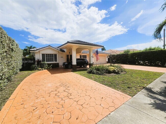 14256 SW 14th St in Miami, FL - Foto de edificio - Building Photo
