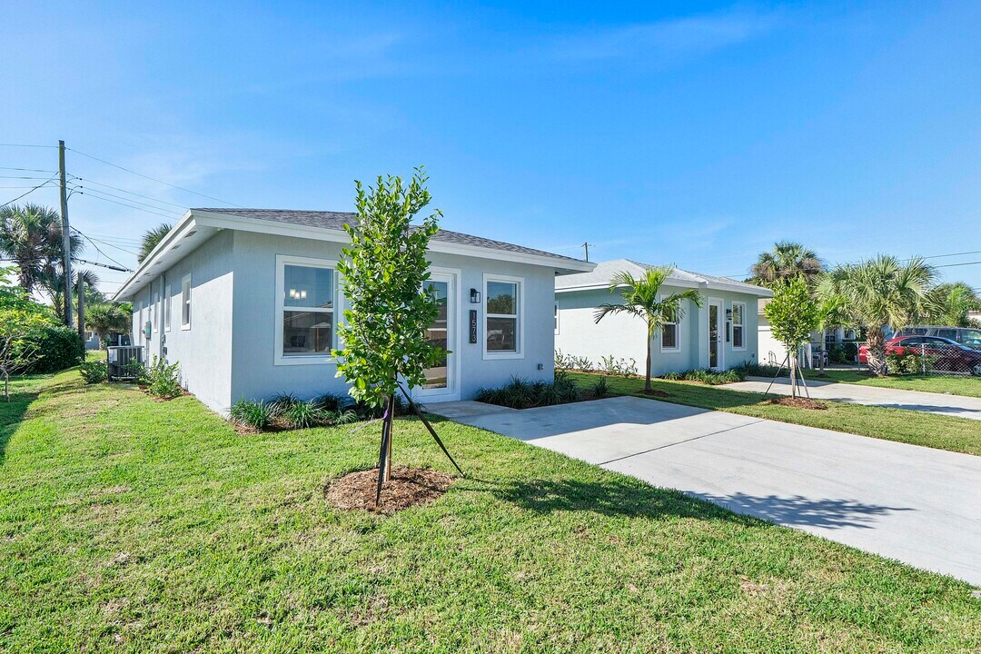 1573 W 16th St in West Palm Beach, FL - Building Photo