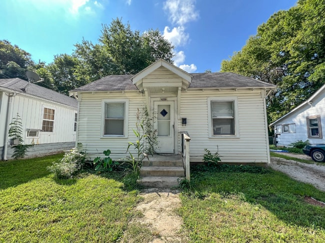 property at 1016 W Elm Arcade