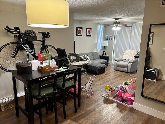 4320 NW 107th Ave in Doral, FL - Building Photo - Building Photo
