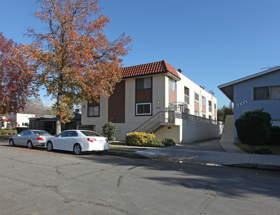 250 W Elmwood Ave in Burbank, CA - Building Photo