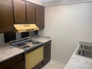 2220 E Murray Holladay Rd in Holladay, UT - Building Photo - Building Photo