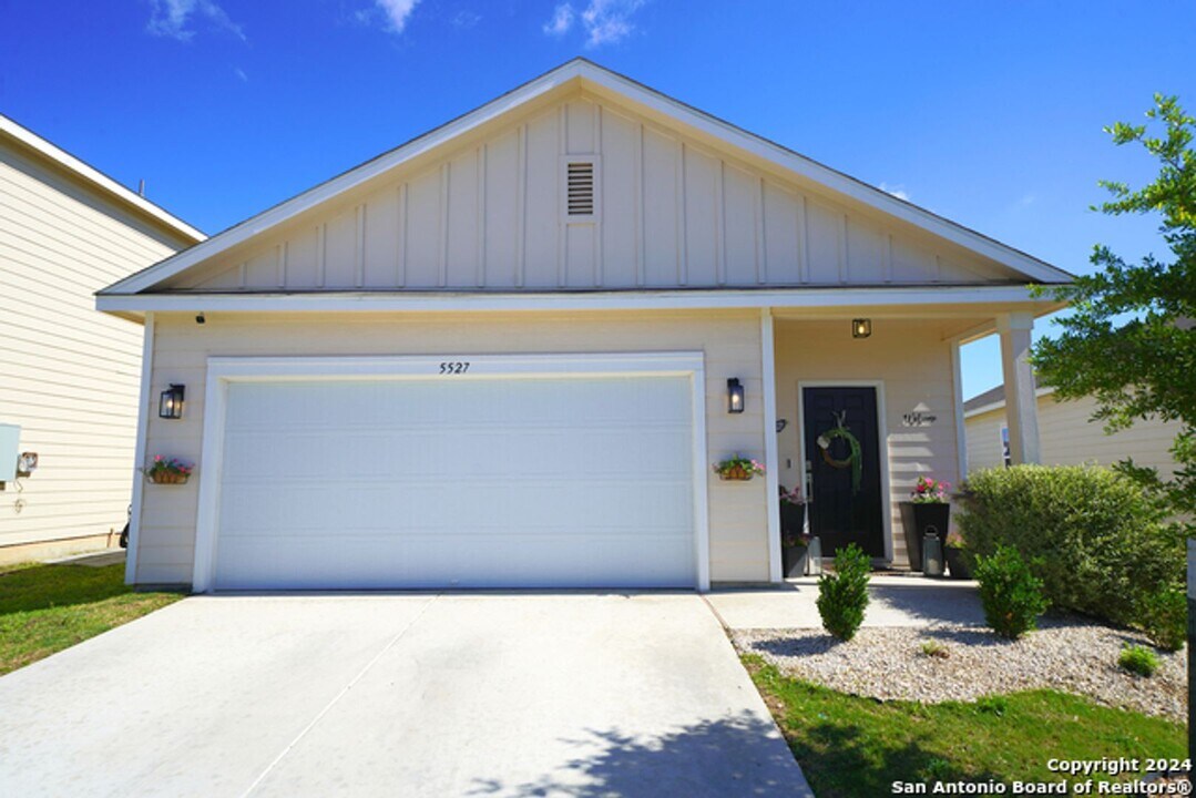 5527 Rue Girard in Converse, TX - Building Photo