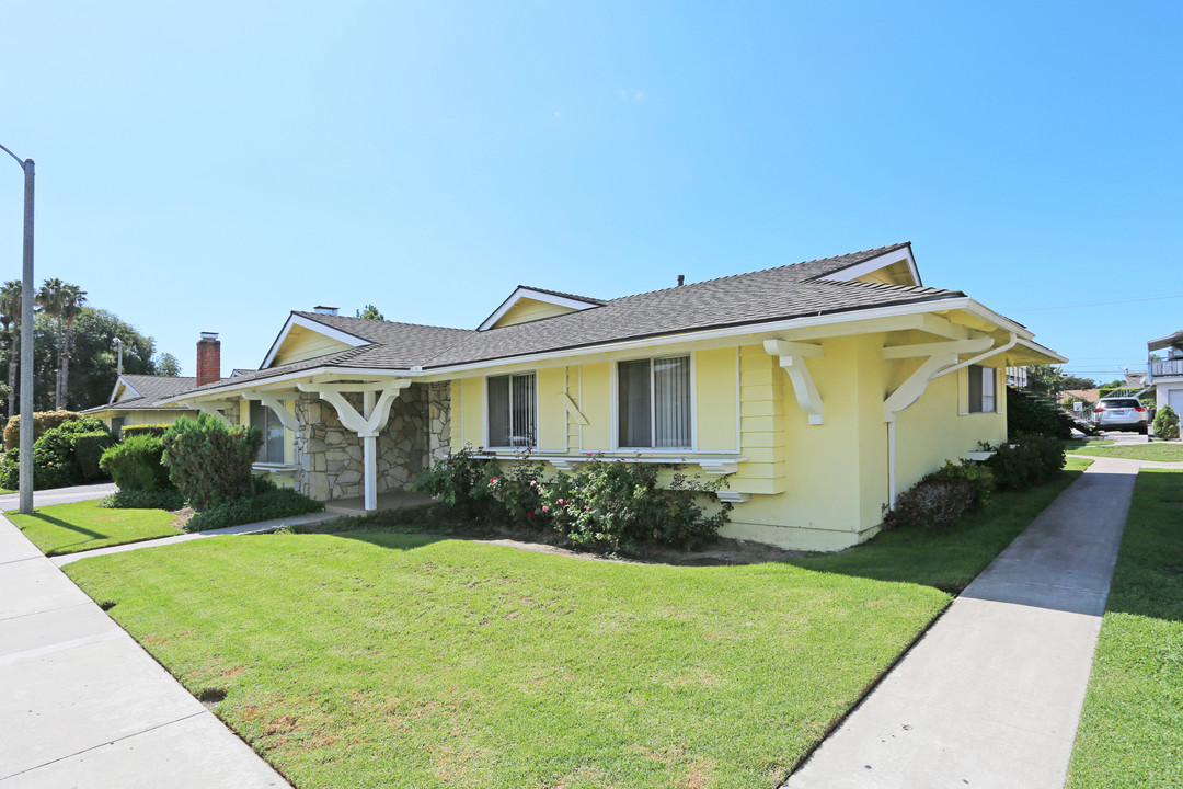 16721 Bartlett Ln in Huntington Beach, CA - Building Photo