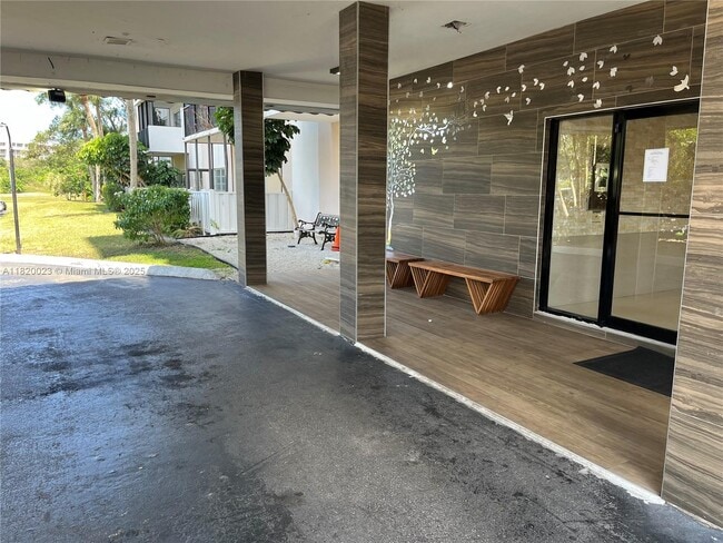property at 4164 Inverrary Dr