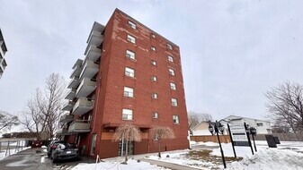 Southmount Apartments in Hamilton, ON - Building Photo