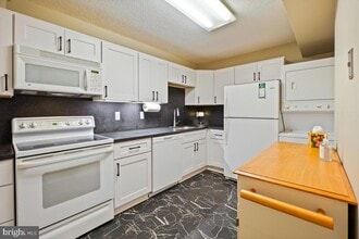 15101 Interlachen Dr in Silver Spring, MD - Foto de edificio - Building Photo