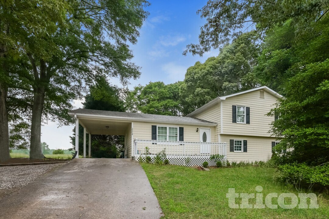 2092 Brooks Rd SE in Dacula, GA - Building Photo