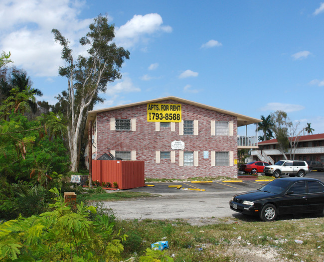 Hollywood Park East Apartments in Hollywood, FL - Building Photo - Building Photo