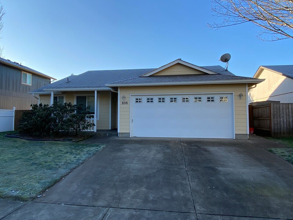 808 NW Riverbow Ave in Albany, OR - Building Photo