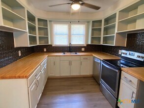 111 N Cedar Ave in Luling, TX - Building Photo - Building Photo